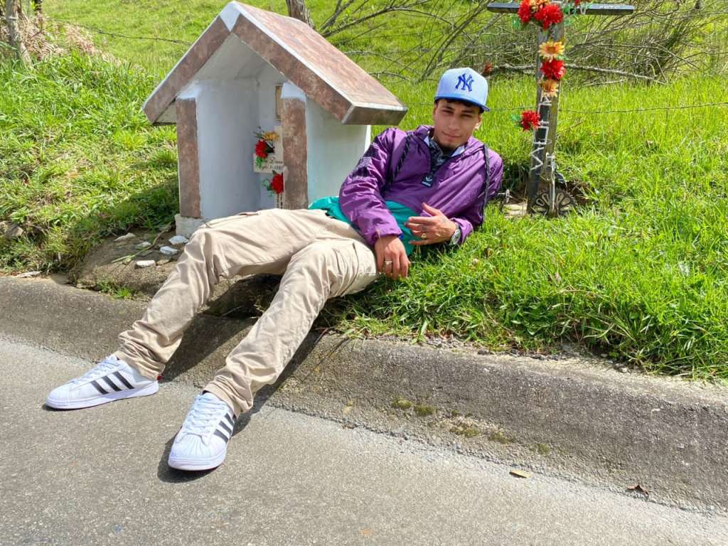 Una de las fotos que Andrés Castañeda pidió que le tomaran en una carretera cercana a Mina vieja, la vereda en la que vive. Son "calvarios" que recuerdan la muerte de dos de sus amigos.