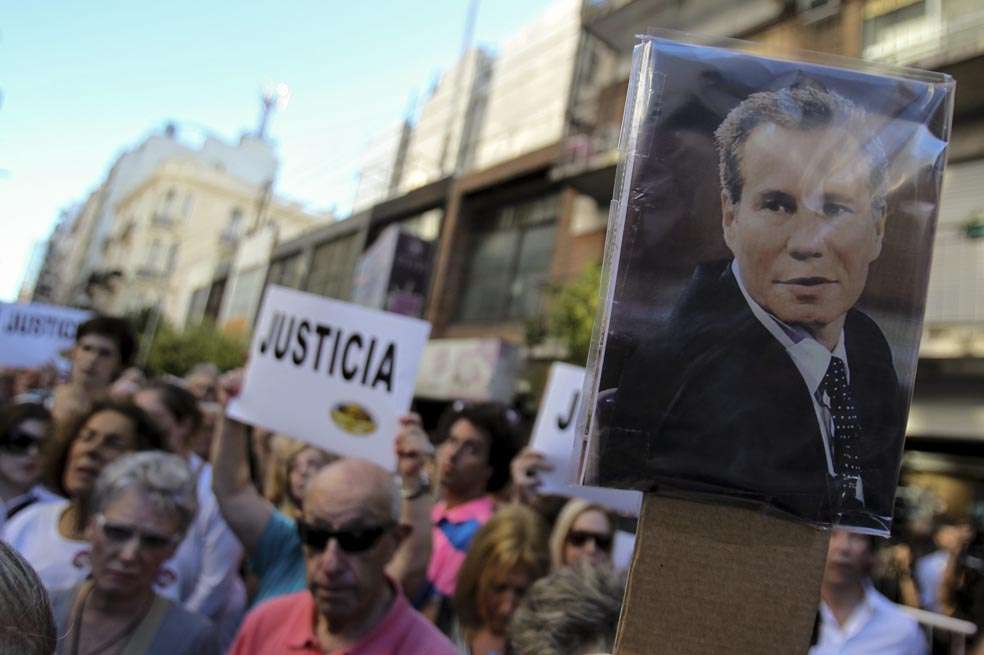 Foto de archivo. Un grupo de personas participa en una manifestación el 21 de enero de 2015, para exigir justicia tras la muerte del fiscal argentino Alberto Nisman en el exterior de la sede de la Asociación Mutual Israelita Argentina (AMIA) en Buenos Aires (Argentina).