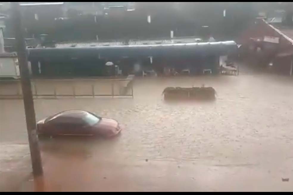Viviendas y negocios inundados por fuertes lluvias en La Calera