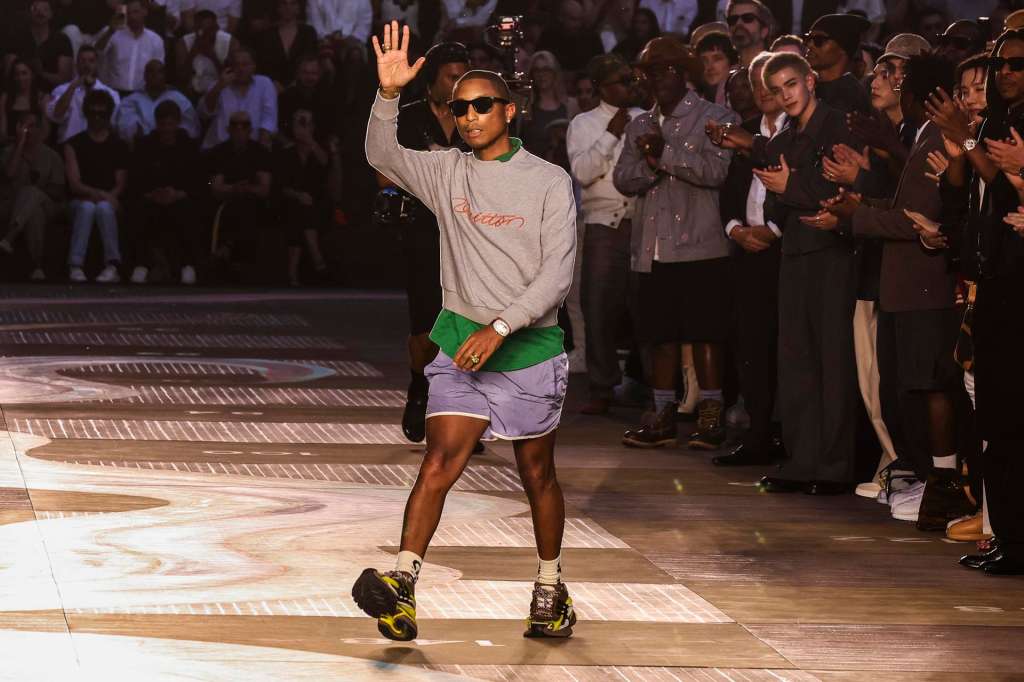Paris (France), 24/06/2025.- US musician and designer Pharrell Williams appears on the catwalk at the end of the presentation of his Spring/Summer 2026 collection for Louis Vuitton fashion house during Paris Fashion Week, in Paris, France, 24 June 2025. The men's collections are presented from 24 to 29 June 2025. (Moda, Francia) EFE/EPA/TERESA SUAREZ