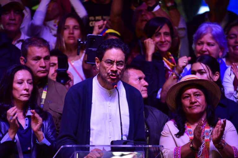 Cepeda apareció en el escenario cuando las cifras preliminares lo ubicaban detrás de Abelardo de la Espriella, a unos 247.000 votos