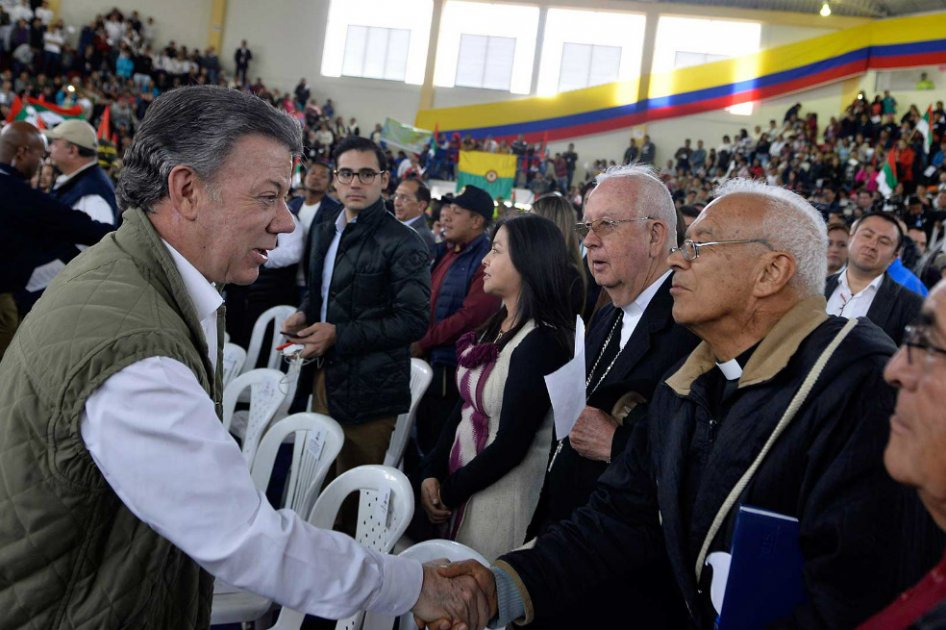 El presidente Juan Manuel Santos saluda a representantes de la Iglesia Católica en Ipiales.