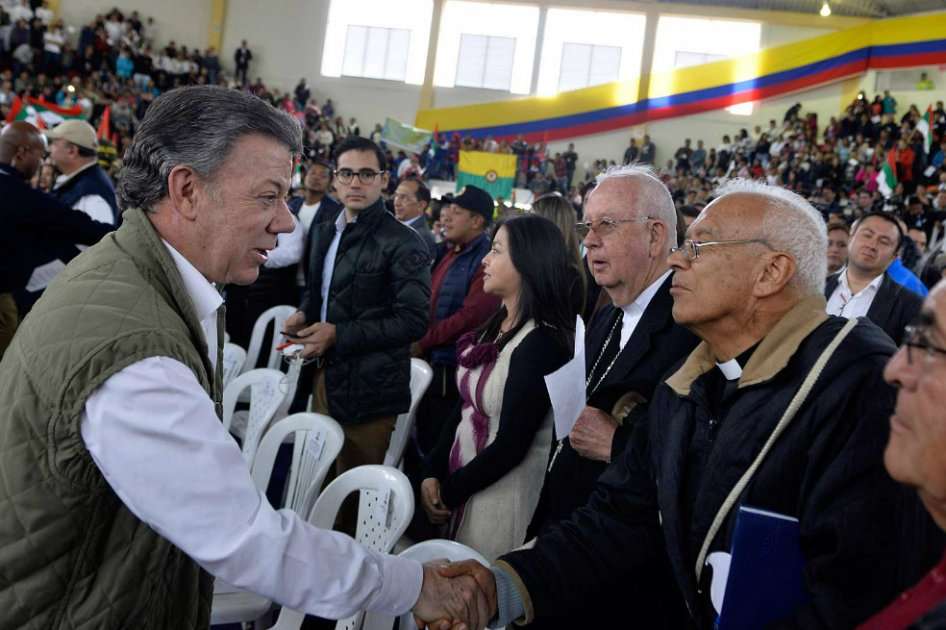 El presidente Juan Manuel Santos saluda a representantes de la Iglesia Católica en Ipiales.