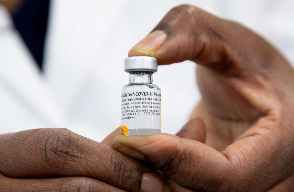 La doctora Michelle Chester sostiene una muestra de la vacuna para la covid19, este lunes en el Centro Médico Judío de Long Island, en Queens, Nueva York. La ciudad de Nueva York ha elegido a una enfermera de la comunidad afroamericana, una de las más castigadas por la pandemia, y al barrio de Queens, una de las áreas donde la covid-19 ha robado más vidas en el país, para comenzar su campaña de vacunación en este estado, que sigue siendo el que más defunciones ha registrado debido al coronavirus.