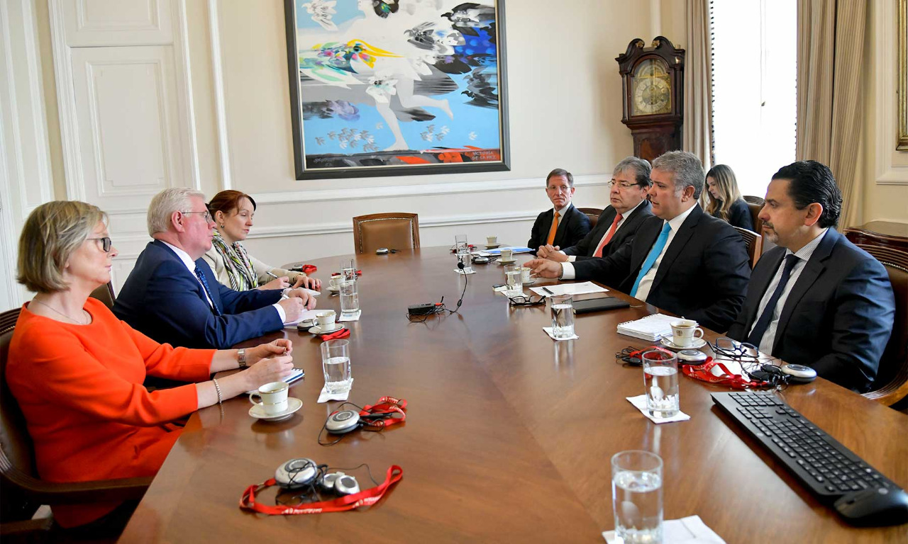 El presidente Iván Duque junto a Eamon Gilmore, enviado especial para la Paz de la Unión Europea. / Cortesía