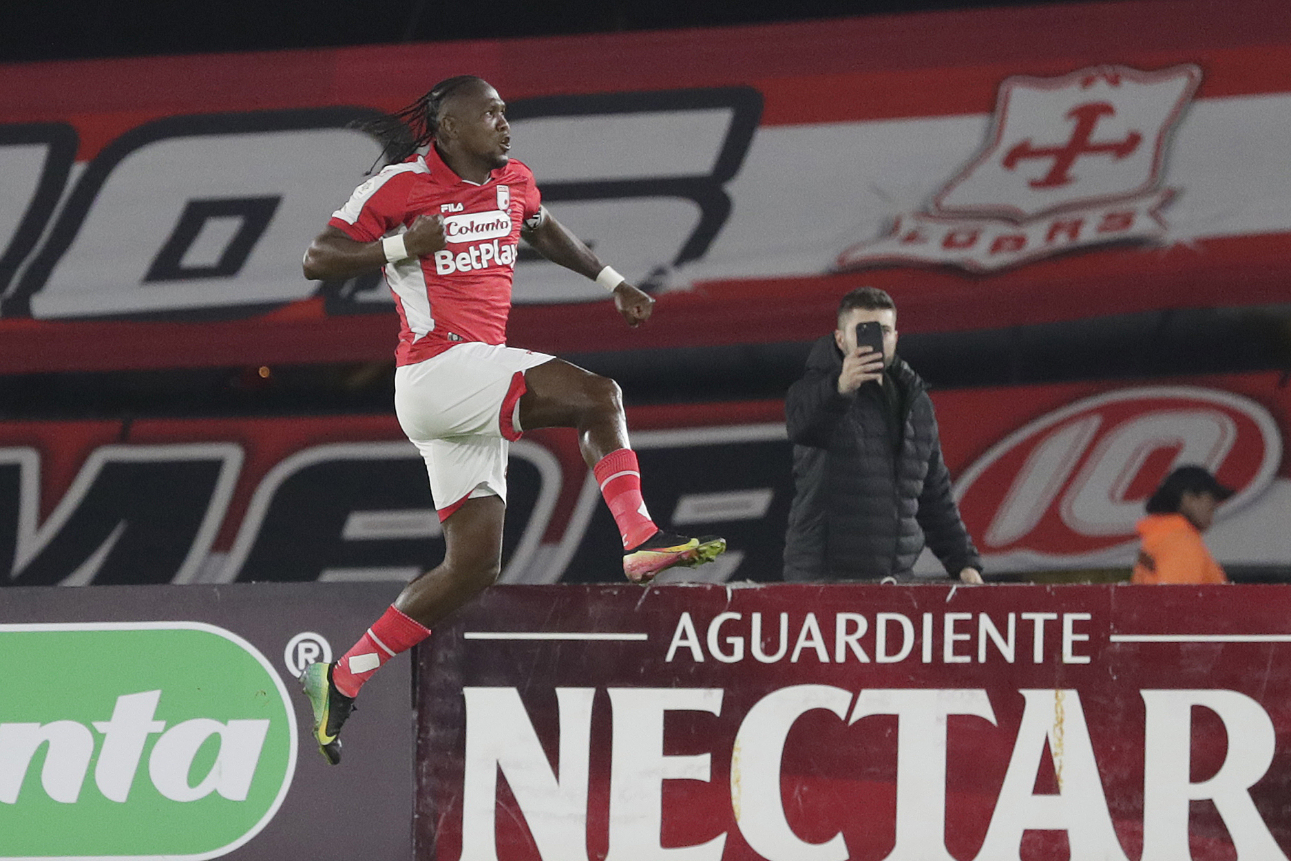 AME7262. BOGOTÁ (COLOMBIA), 21/01/2026.- Hugo Rodallega (i) de Santa Fe celebra un gol este miércoles, en la final de la Superliga colombiana entre Santa Fe y Junior en el estadio Nemesio Camacho El Campín de Bogotá (Colombia). EFE/ Carlos Ortega
