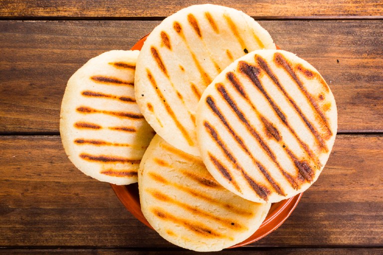 ¡Para chuparse los dedos! Día Mundial de la Arepa, consejos y curiosidades