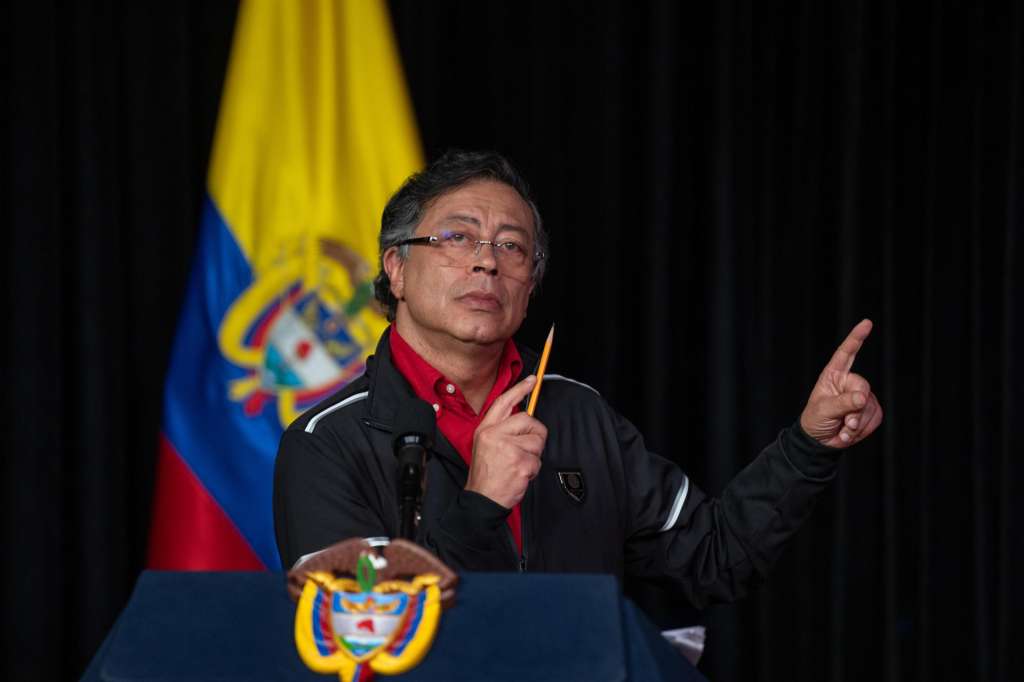 AME3959. BOGOTÁ (COLOMBIA), 28/11/2025.- Fotografía cedida por la Presidencia de Colombia de su mandatario, Gustavo Petro, hablando en una alocución este viernes, en Bogotá (Colombia). Petro reiteró que los magistrados de la autoridad electoral que sancionaron administrativamente su campaña de 2022 por financiación irregular y violación de topes de gastos son sus "rivales políticos" y quieren "hacer un golpe de estado". EFE/ Presidencia de Colombia /SOLO USO EDITORIAL/NO VENTAS/SOLO DISPONIBLE PARA ILUSTRAR LA NOTICIA QUE ACOMPAÑA (CRÉDITO OBLIGATORIO)
