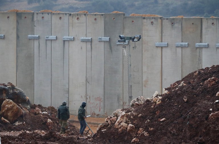 Soldados israelíes caminan frente al muro de concreto construido por Israel en la frontera con el Líbano.AFPJuan Manuel Sánchez, historiador de la Universidad de Múnich, le aseguró a este diario: “El muro de Berlín se construyó dividiendo este y oeste. Hoy en día, sin embargo, están dividiendo norte y sur, el primer mundo deltercer mundo. Uno no ve que hoy se vaya a construir una barrera entre Francia y Alemania. La migración casi siempre ha seguido los flujos de capital entonces es normal que se vean movimientos desde los lugares en donde hay más pobreza haciael norte, donde hay mejores oportunidades”.