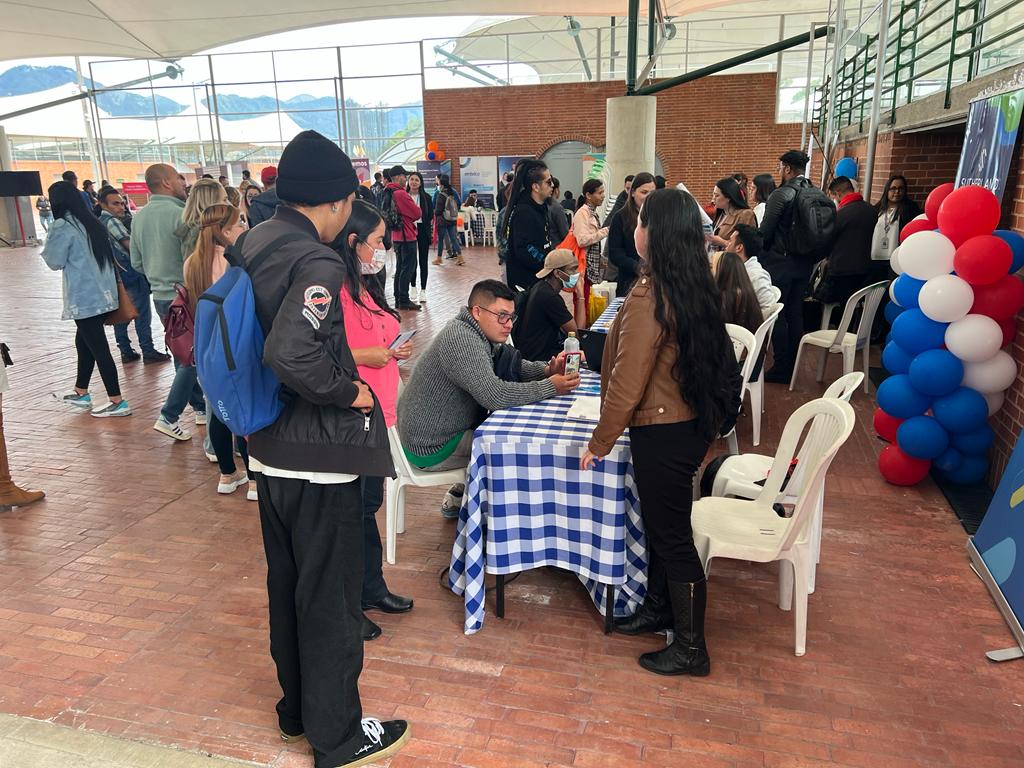 La feria se lleva a cabo en la Plaza de Los Artesanos (carrera 60 n.° 63A-52).