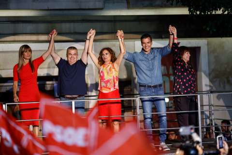 Sánchez y Feijóo lanzan negociaciones para salvar a España de nuevas elecciones