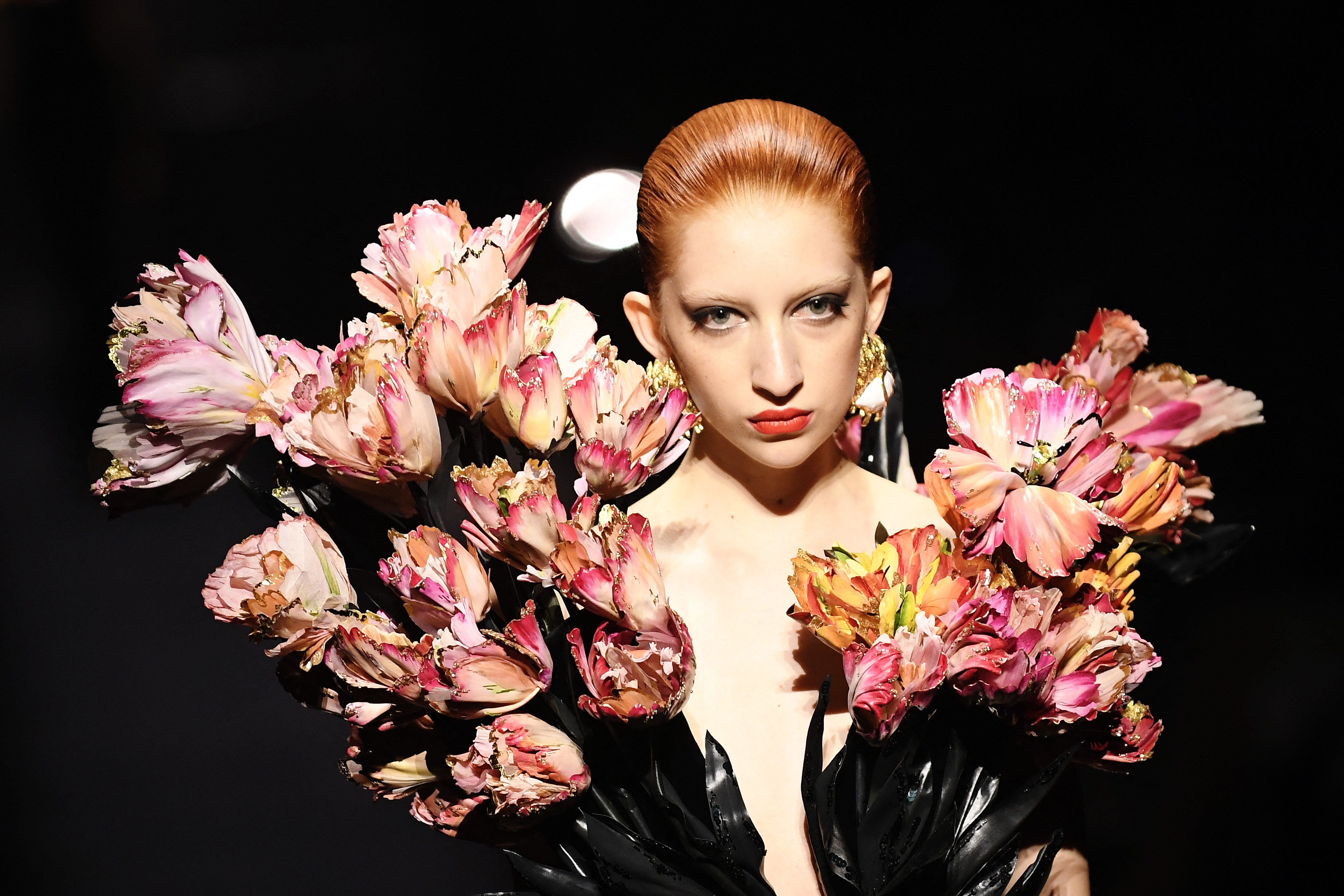 Schiaparelli abrió este lunes la pasarela de Alta Costura de París con una colección bautizada "Born Again" (Renacida), un canto la capacidad de la moda de ofrecer belleza en un mundo cada vez más complejo.