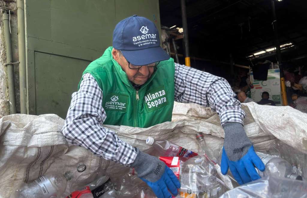 Más de 3.000 recicladores de oficio recorren a diario los barrios y corregimientos de Medellín.