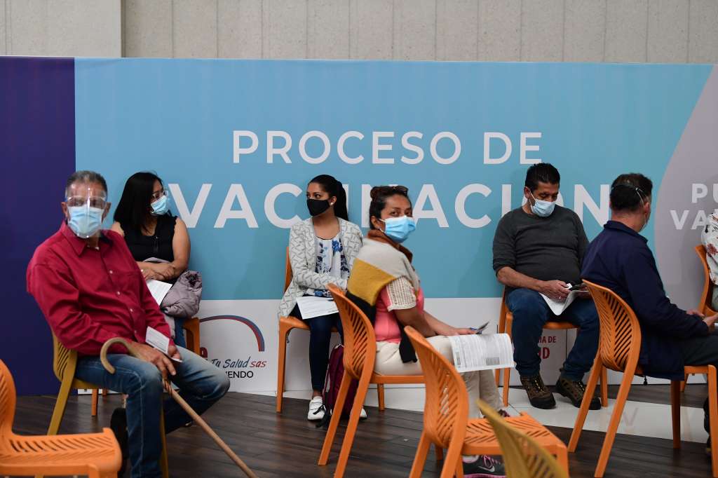 Filas y jornadas de vacunación contra el Covid -19 en diversos puntos de la capital
