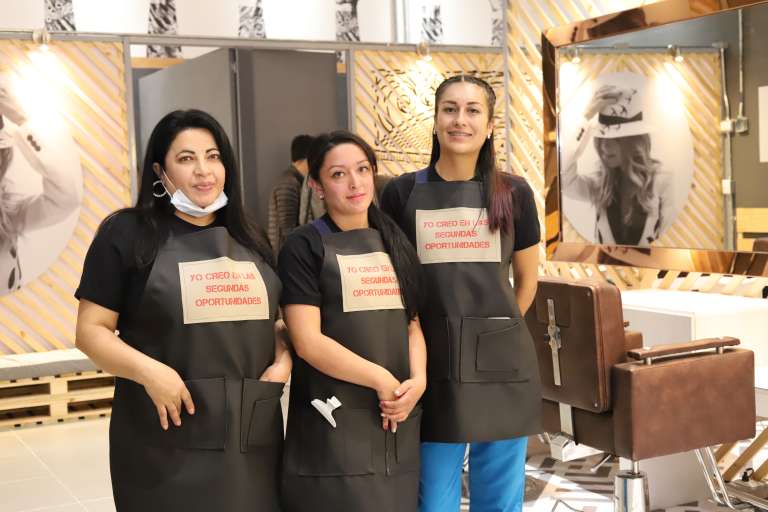 Fotografía de los miembros de la Fundación Acción Interna frente al local Segundas Oportunidades Studio.