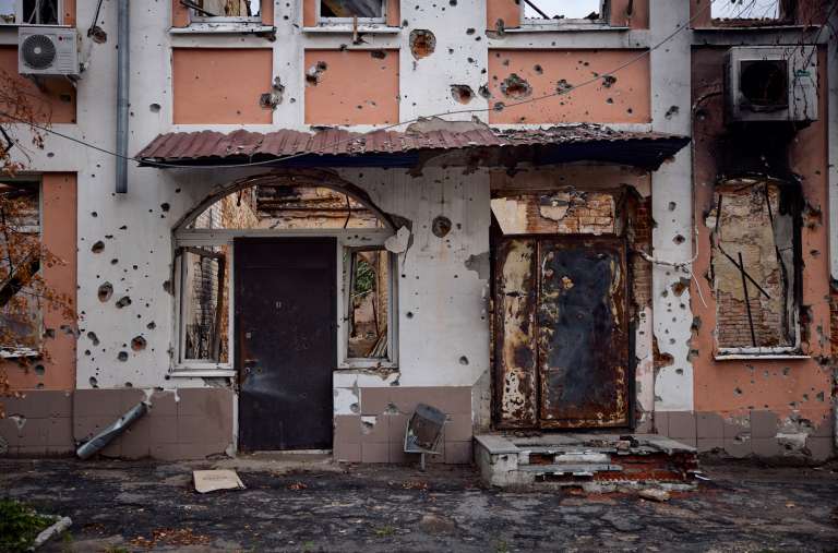Edificios dañados en la ciudad recientemente recuperada de Izyum en el área de Kharkiv, Ucrania.