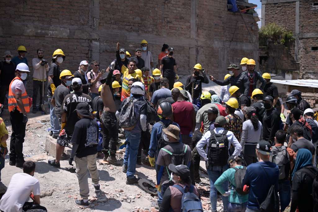 Recorrido el 11 de agosto por algunas zonas de Pereira donde se observan como quedo el municipio tras el terremoto de 7.4 que sacudió a Colombia; se ven equipos de rescate acompañados por voluntarios y fuerza pública buscando sobrevivientes y retirando escombros.