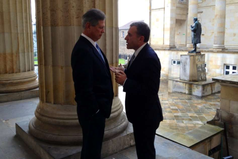 El presidente de Cambio Radical, senador Antonio Guerra, y el presidente del Senado, Roy Barreras.