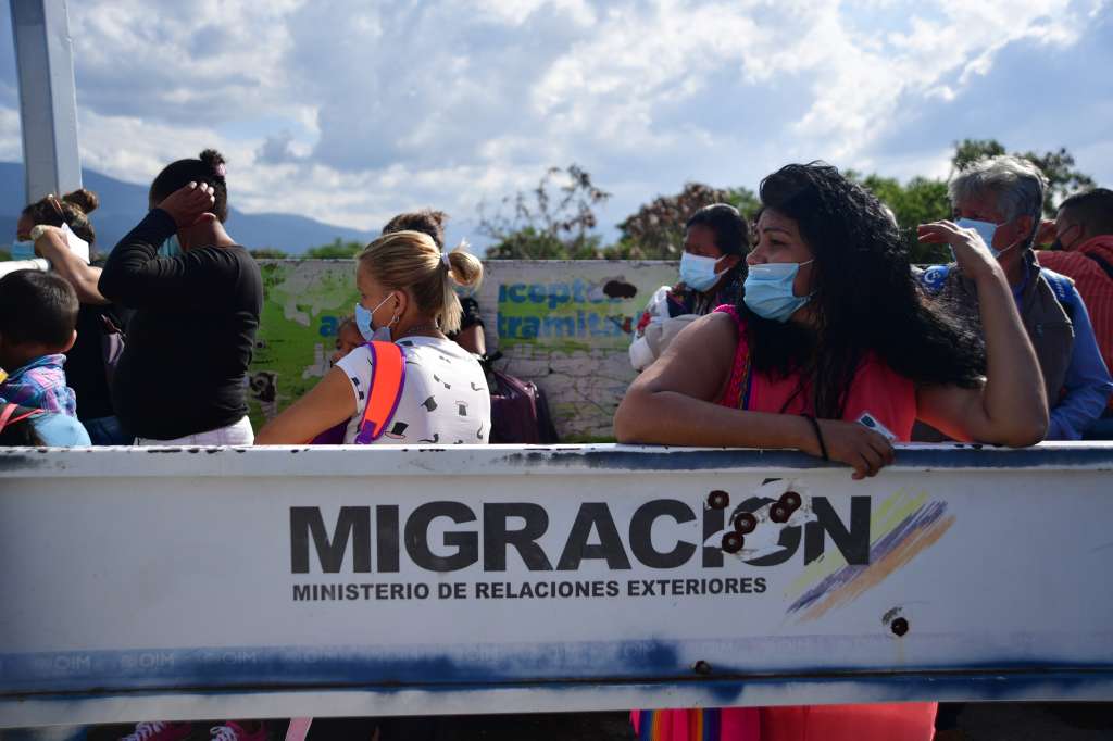Migrantes en el Puente Internacional Simón Bolívar, punto fronterizo entre Colombia y Venezuela.