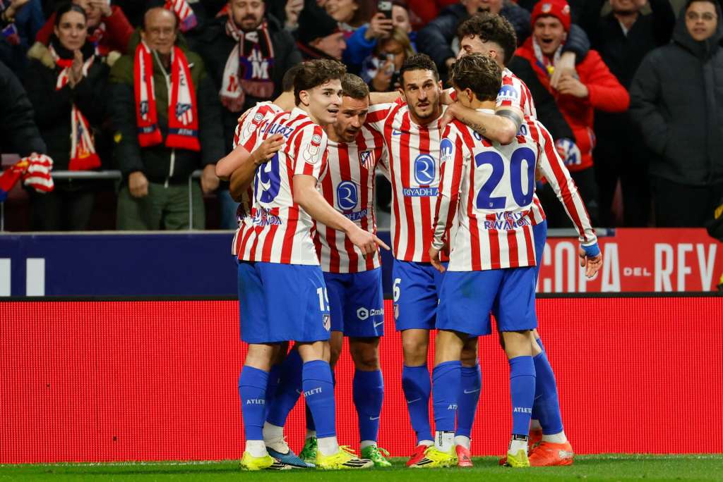 MADRID, 12/02/2026.- Los jugadores del Atlético de Madrid celebran el segundo gol del equipo durante el partido de ida de la semifinales de la Copa del Rey que Atlético de Madrid y FC Barcelona disputan este jueves en el estadio Metropolitano, en Madrid. EFE/Mariscal