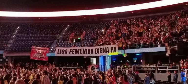 Aprovechando que todos los ojos del país están con el Movistar Arena, fanáticos del fútbol exigieron una mejor liga femenina. Actualmente, se están llevando a cabo mesas de trabajo en las que participan la Dimayor, la Federación Colombiana de Fútbol y presidentes de algunos clubes.