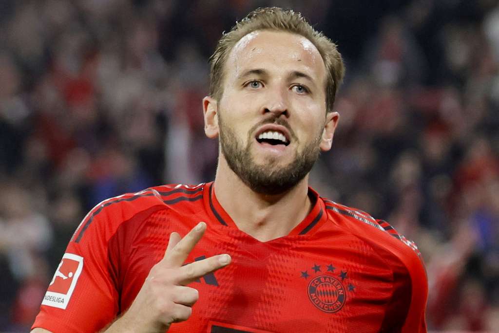Munich (Germany), 19/10/2024.- Harry Kane of Munich celebrates after scoring the 3-0 lead during the German Bundesliga soccer match between FC Bayern Munich and VfB Stuttgart in Munich, Germany, 19 October 2024. (Alemania) EFE/EPA/RONALD WITTEK CONDITIONS - ATTENTION: The DFL regulations prohibit any use of photographs as image sequences and/or quasi-video.