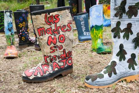 La exposición que recupera las voces de las madres de falsos positivos 