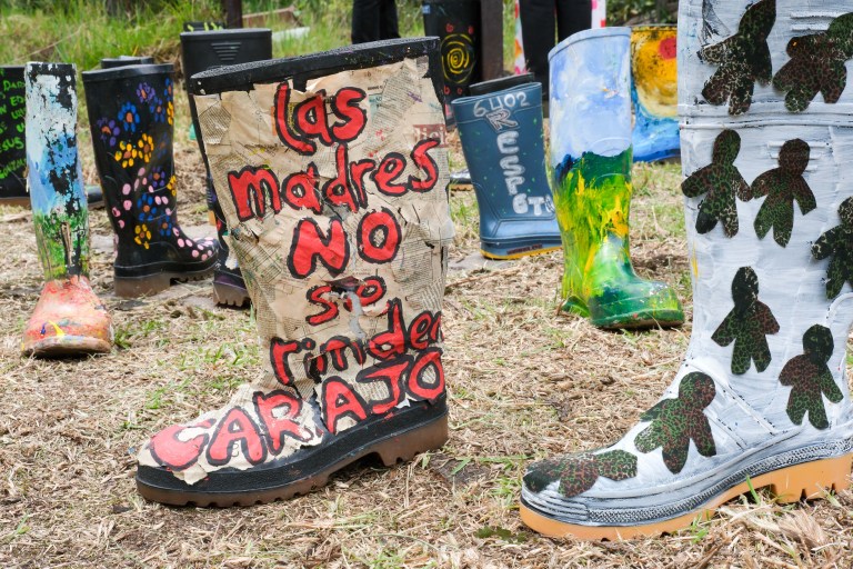 La exposición que recupera las voces de las madres de falsos positivos 