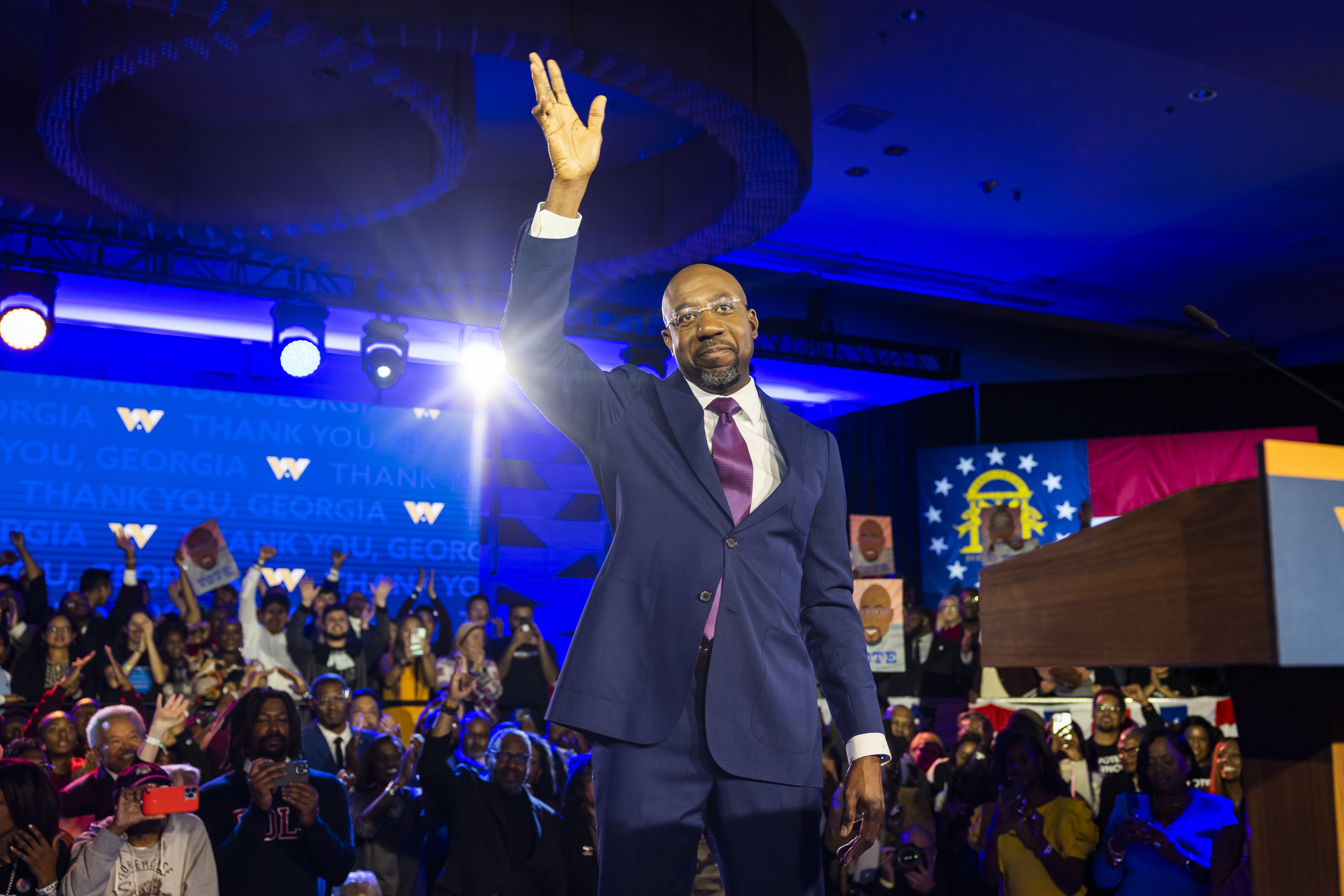 Atlanta (United States), 07/12/2022.- US Democratic Senator Raphael Warnock celebrates after he was reelected to the Senate in Atlanta, Georgia, USA, 06 December 2022. Warnock defeated Republican candidate Herschel Walker in the state'Äôs third runoff election in two years. (Estados Unidos) EFE/EPA/JIM LO SCALZO