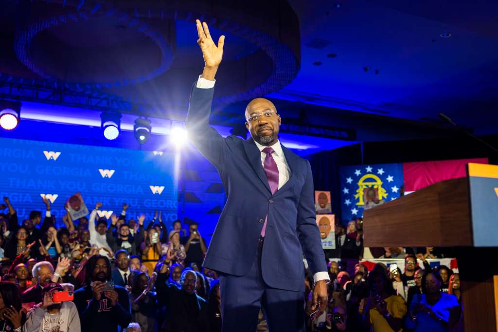 Atlanta (United States), 07/12/2022.- US Democratic Senator Raphael Warnock celebrates after he was reelected to the Senate in Atlanta, Georgia, USA, 06 December 2022. Warnock defeated Republican candidate Herschel Walker in the state'Äôs third runoff election in two years. (Estados Unidos) EFE/EPA/JIM LO SCALZO