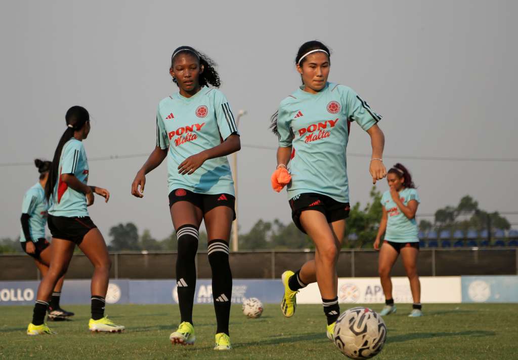 Selección femenina sub 17 de Colombia durante un entrenamiento previo al Sudamericano en Paraguay.