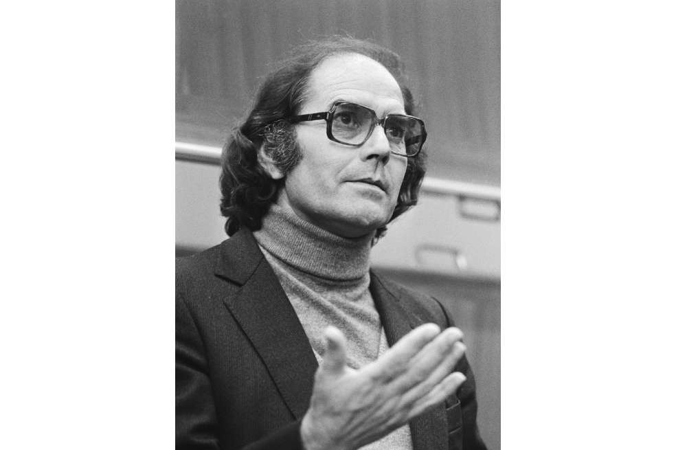 Adolfo Pérez Esquivel estudió en la Universidad de La Plata y en la Escuela Nacional de Bellas Artes.