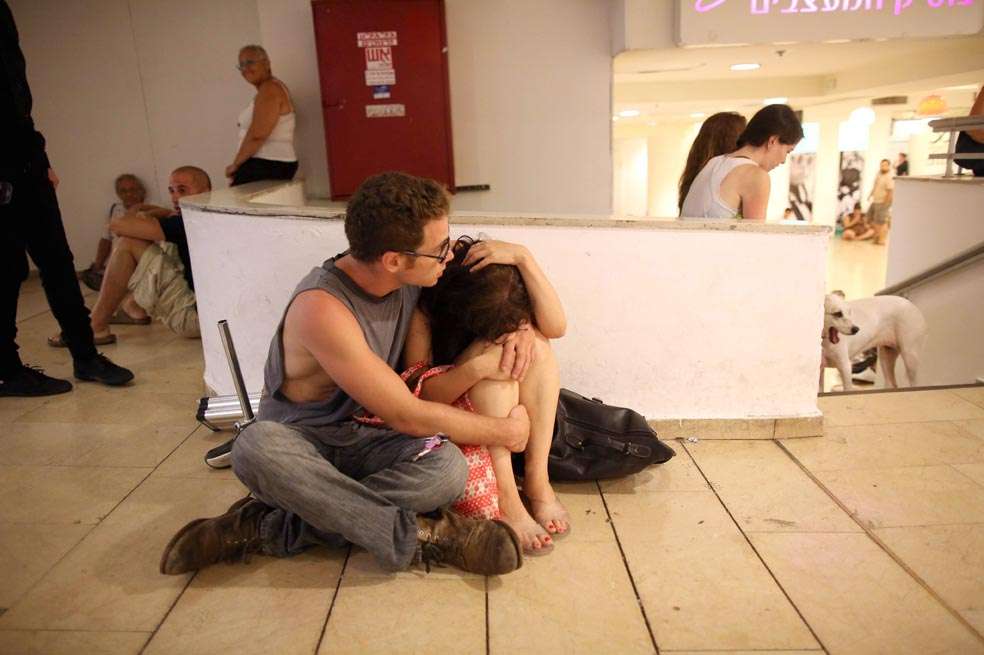 Israelíes se refugian en el principal centro comercial de Tel Aviv. Vienen misiles desde Gaza. / EFE
