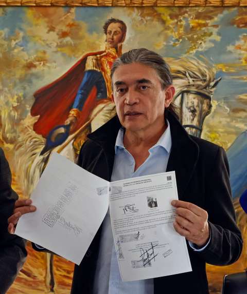 Bolívar firmó en una notaría que no detendrá el Metro, pese lo dicho en su campaña