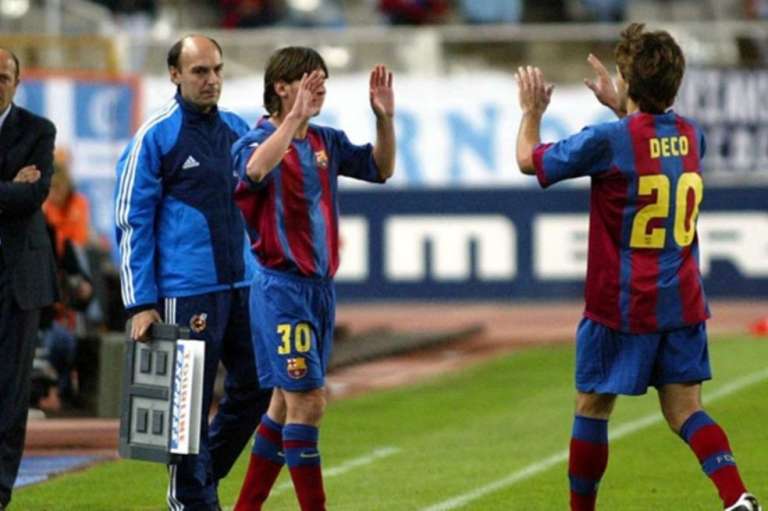 Después de algunos años en La Masía, Lionel Messi, con 17 años, debutó de forma oficial en Barcelona el 16 de octubre de 2004 en un clásico contra El Espanyol. En ese partido entró por el portugués Deco en el minuto 82.