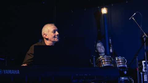 César Escola y el piano que invita a hablar del amor y sus demonios