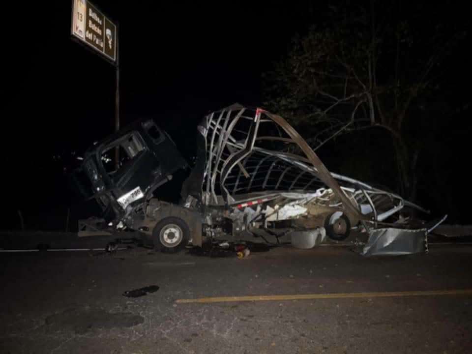 De acuerdo con las autoridades, resultaron heridas cuatro personas, incluyendo dos militares. La Vía Panamericana fue cerrada.