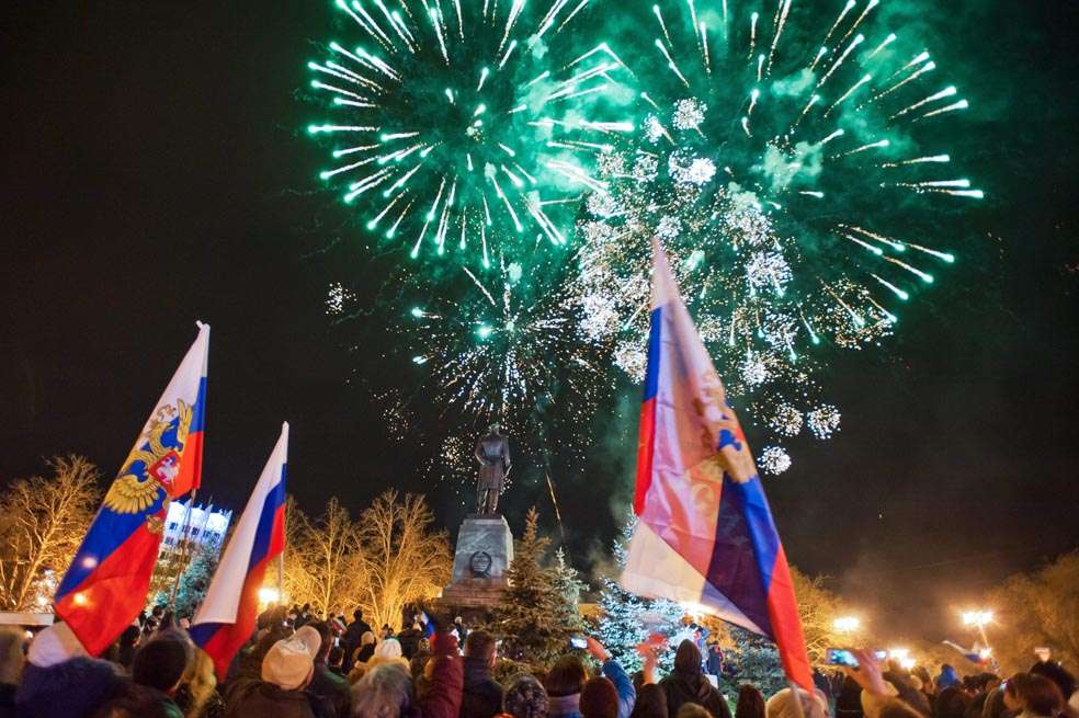 Varias personas reunidas en Sebastopol, sede de la Flota Rusa en Crimea, celebran el acuerdo firmado con Rusia. / EFE