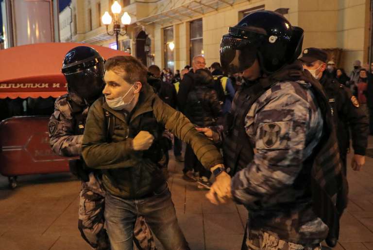 Policías rusos detienen a un participante de una protesta no autorizada contra la movilización parcial por el conflicto en Ucrania, en el centro de Moscú, Rusia.