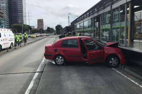 Dos heridos dejó choque de un carro contra una estación de Transmilenio