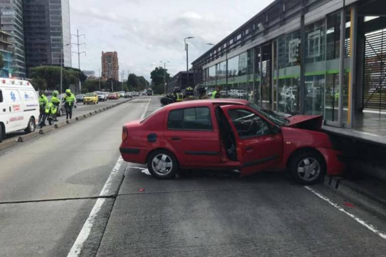 Dos heridos dejó choque de un carro contra una estación de Transmilenio