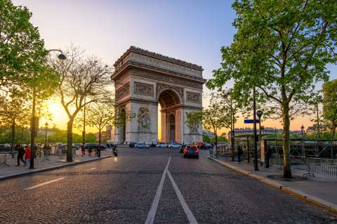 Policía de Francia responde a tiros a hombre con un cuchillo en el Arco del Triunfo