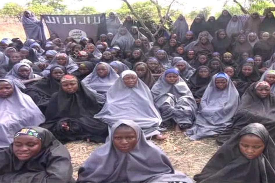 Las imágenes, divulgadas en Maidiguri, capital de Borno, muestran a un centenar de niñas aparentemente recitando fragmentos del Corán y haciendo declaraciones de fe, ataviadas con el hiyab (vestimenta femenina islámica) y rodeadas de vegetación.