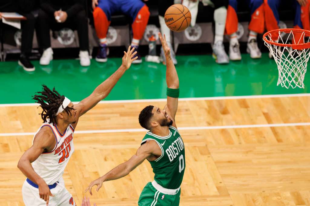Boston (United States), 22/10/2024.- Boston Celtics forward Jayson Tatum (R) retains the rebound as New York Knicks center Jericho Sims (L) reaches in during the first half of the NBA game between the Boston Celtics and the New York Knicks in Boston, Massachusetts, USA, 22 October 2024. (Baloncesto, Nueva York) EFE/EPA/CJ GUNTHER SHUTTERSTOCK OUT