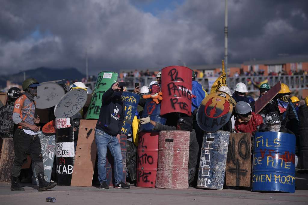 Con disturbios y enfrentamientos contra el Esmad, terminó la movilización que iba desde la glorieta del Tintal hasta el Portal Américas, ahora denominado Portal de la Resistencia.