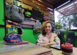 Las mujeres que convierten bolsas plásticas en accesorios de moda