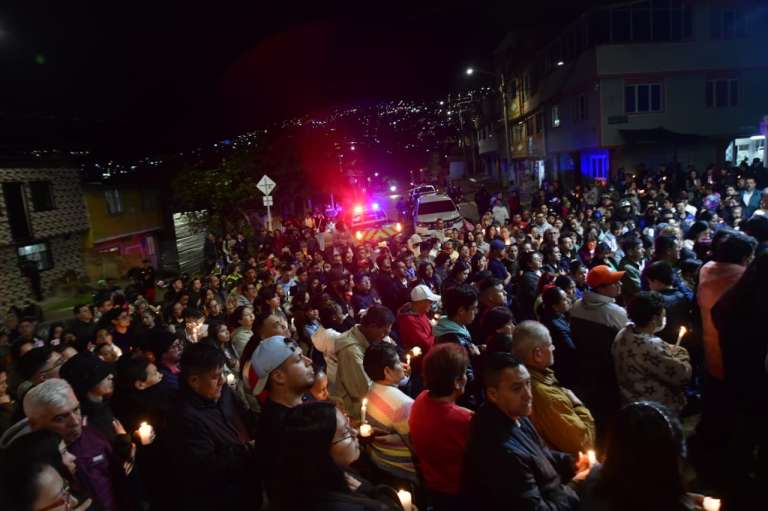 Velatón en el barrio La Sierra, San Cristóbal, por la salud de los niños que se debaten entre la vida y la muerte tras un grave accidente.