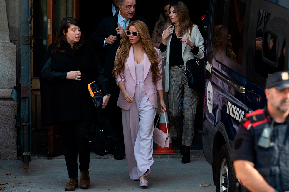 Shakira y el mensaje oculto en el traje rosa que usó para aceptar culpa en España