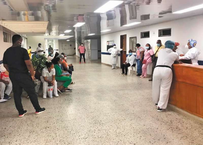 Los trabajadores se manifestaron para exigir los pagos atrasados.