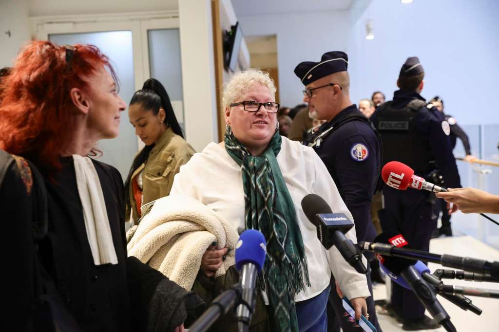 Paris (France), 27/10/2025.- Defendant Amandine Roy (C) speaks to the press next to her lawyer Maud Marian (L) on the first day of the trial for sexist cyberbullying against Brigitte Macron, wife of French President Emmanuel Macron, at the Paris Court in Paris, France, 27 October 2025. Ten people are accused of spreading online rumors claiming that Brigitte Macron is a transgender woman. The case, which has also been amplified by far-right influencers in the United States such as Candace Owens, will run for two days, from 27 to 28 October 2025. The French presidential couple has also filed a defamation suit in the United States. (Francia, Estados Unidos) EFE/EPA/TERESA SUAREZ
